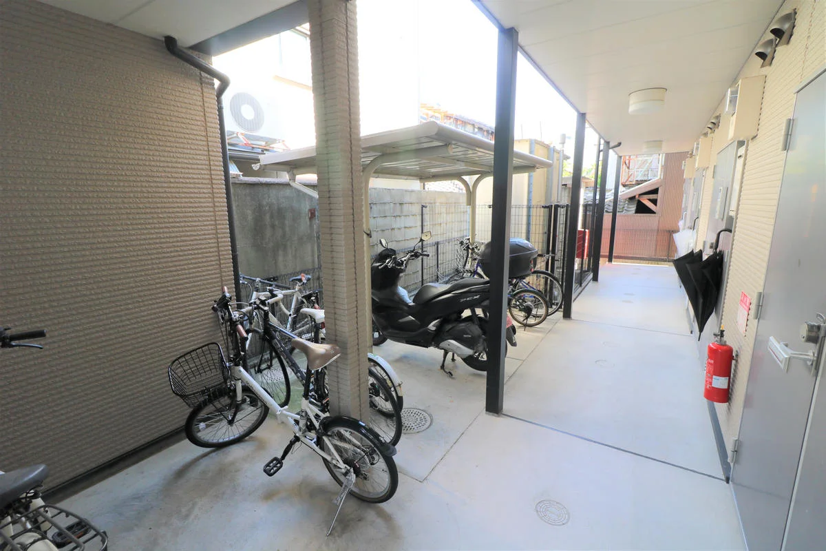 屋根付き駐輪場を完備