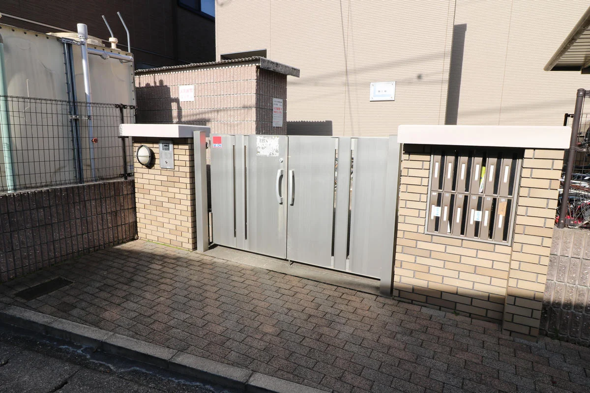 オートロックとモニター付きインターホン完備で女性にも安心