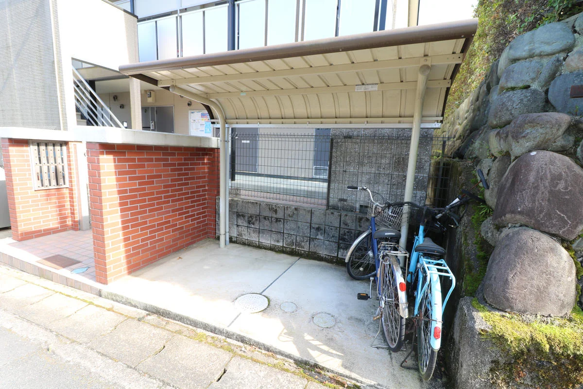 屋根付き駐輪場を完備（無料）※原動機付自転車までなら可