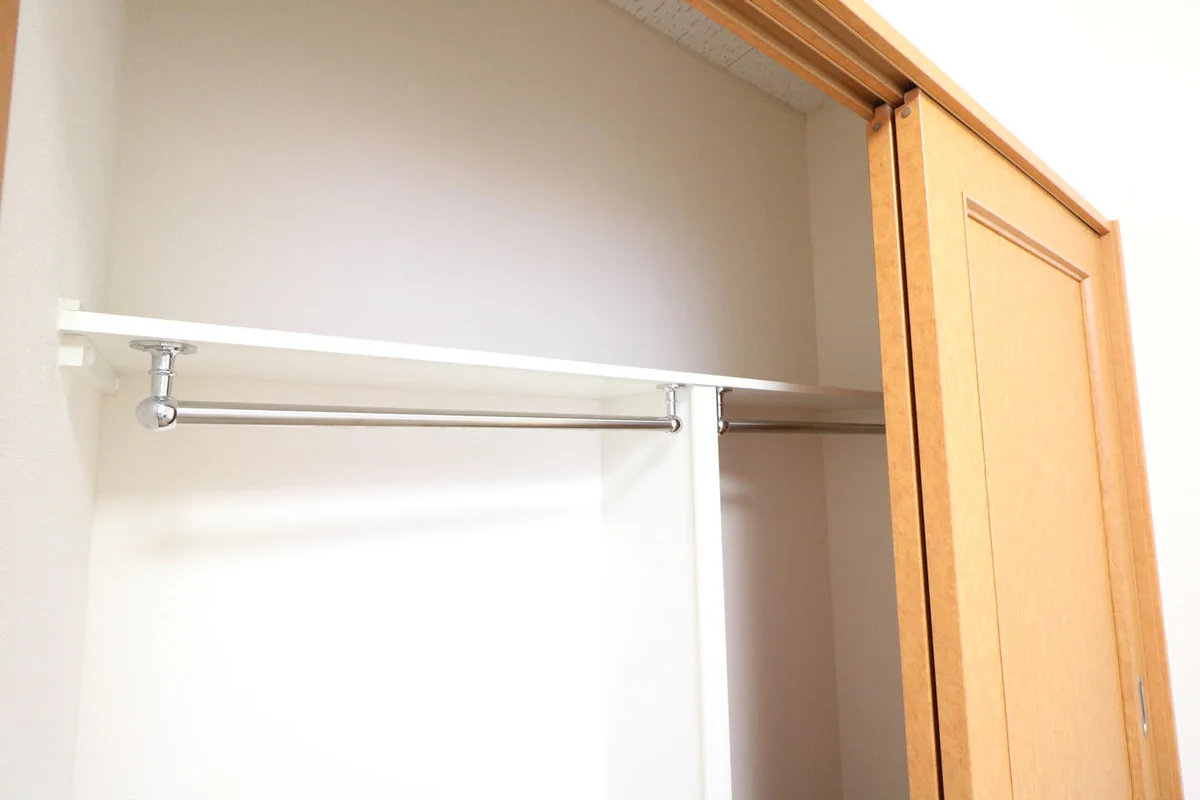 ハンガーパイプ付きでスッキリ収納