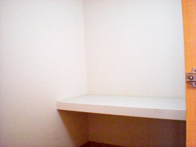 ベッド下がクローゼットになっています。