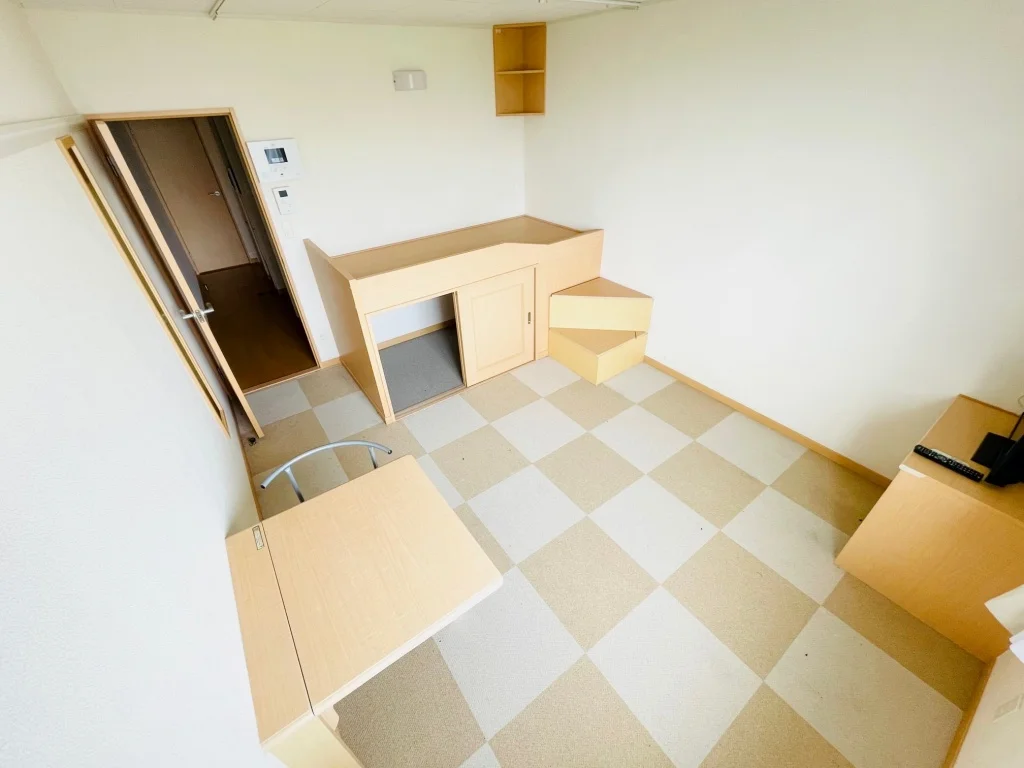 お部屋によって絨毯の色が異なります。