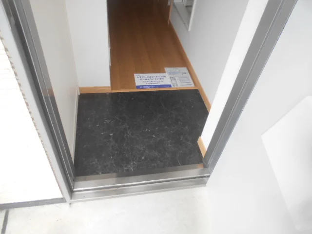 ベッドの下は収納に役立つウォーキングクローゼット