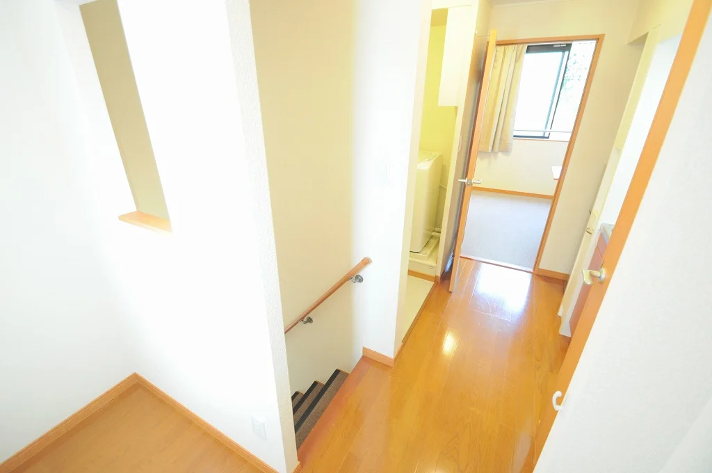 １階階段下収納　２Ｆは階段上がってすぐに収納スペース有