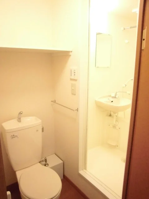 洗面台は浴室内にございます。