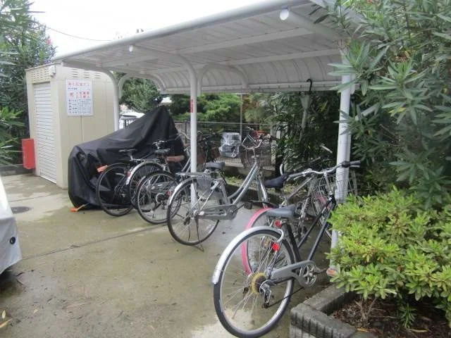 屋根付き駐輪場です。