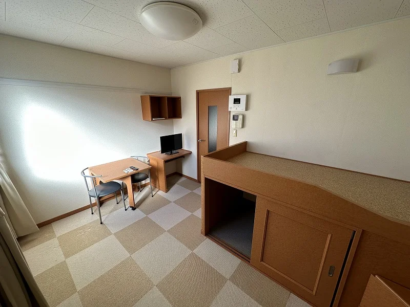 床は１階はフローリング、２階は絨毯敷きとなります。