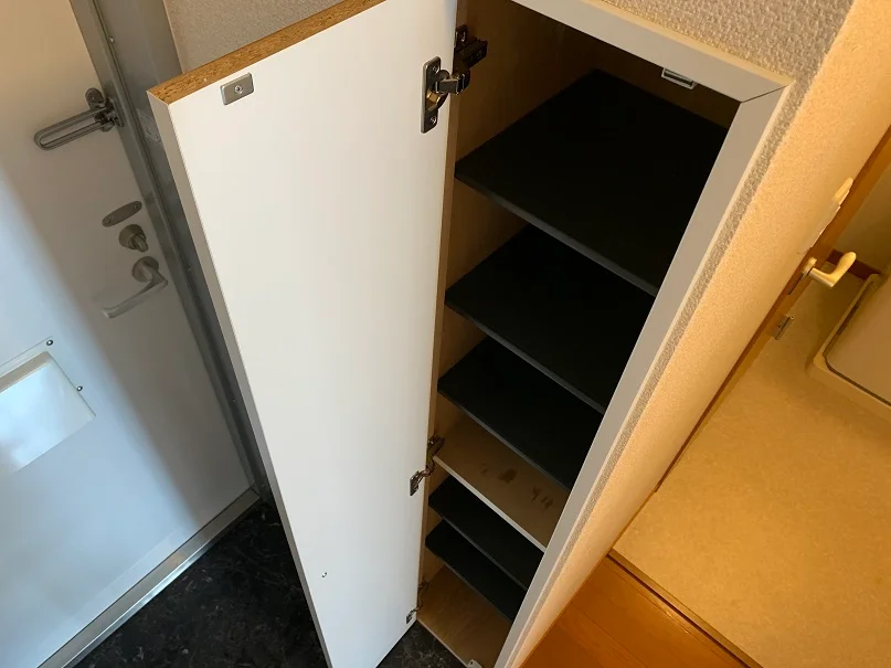 玄関横の収納になります。