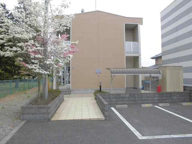 入口近くに植栽もございます。