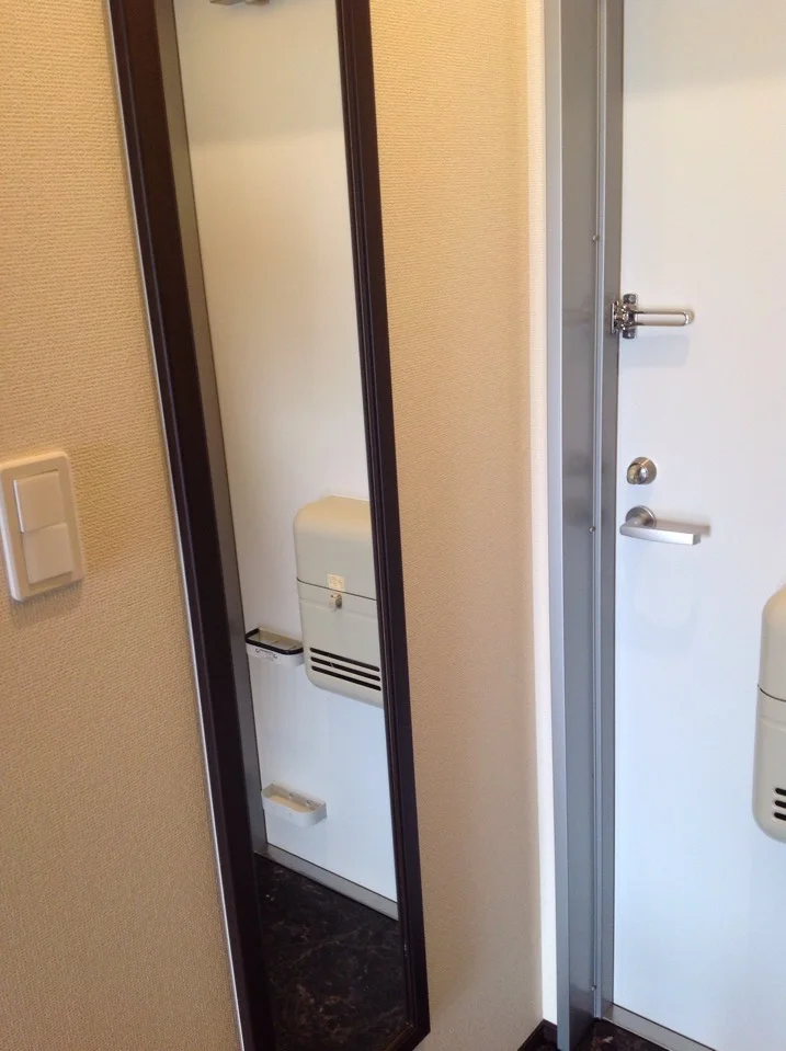 玄関内側には姿見鏡があります