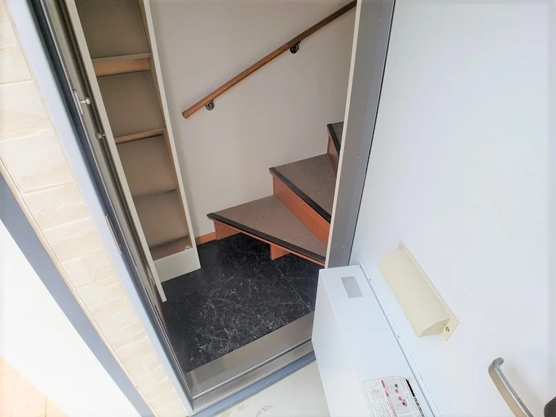 玄関横にシューズボックスついてます