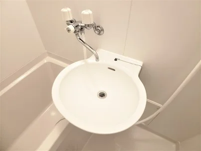 白を基調とした清潔な洗面台