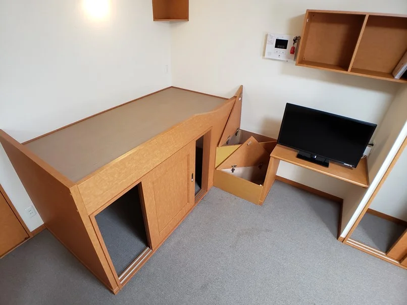 備付ベット完備　大型収納付き