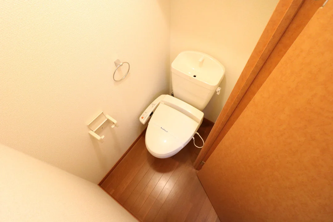 温水洗浄便座つきで衛生的です。