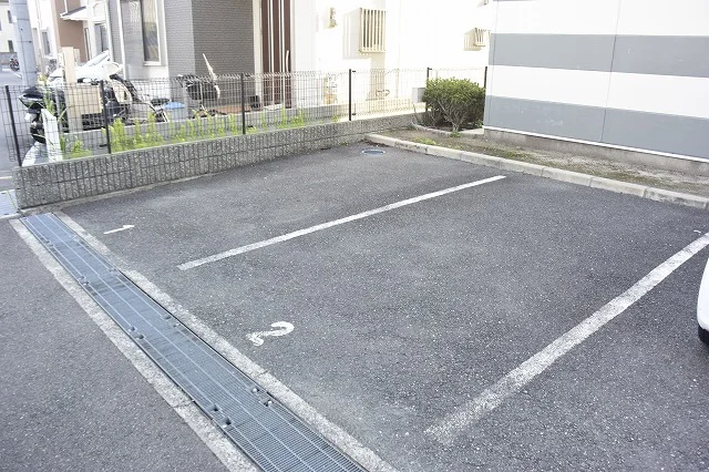 レオパレスティートゥリーの敷地内駐車場です。
