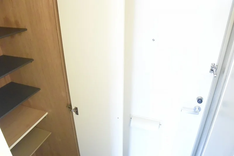 玄関には靴箱がついております!!