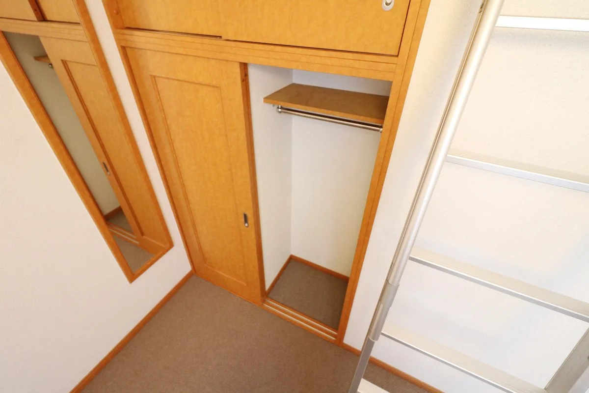 上下に豊富なクローゼット収納スペースを確保！