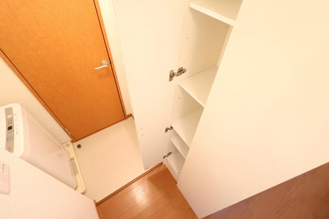 日用品のお片付けに便利な戸棚を完備
