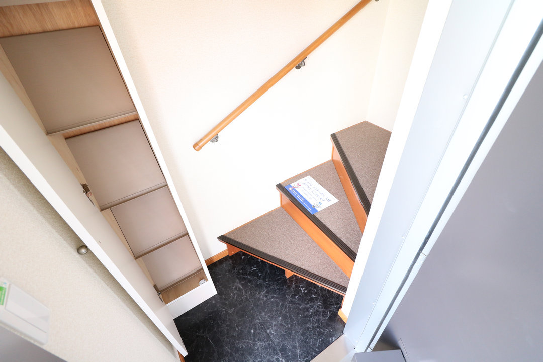 2F部屋のみ各専用階段有※冬場でも雪の心配がありません。