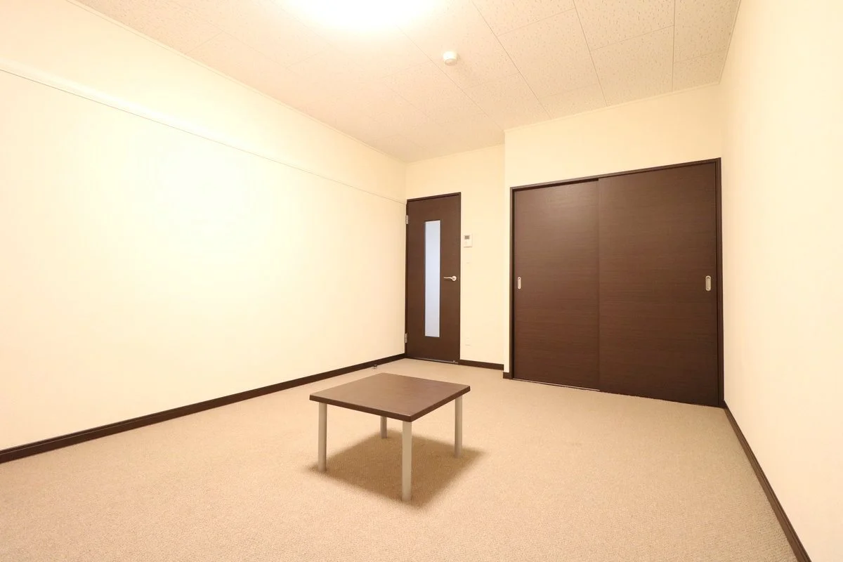 広々とした室内にお好きな家具を設置して下さい。