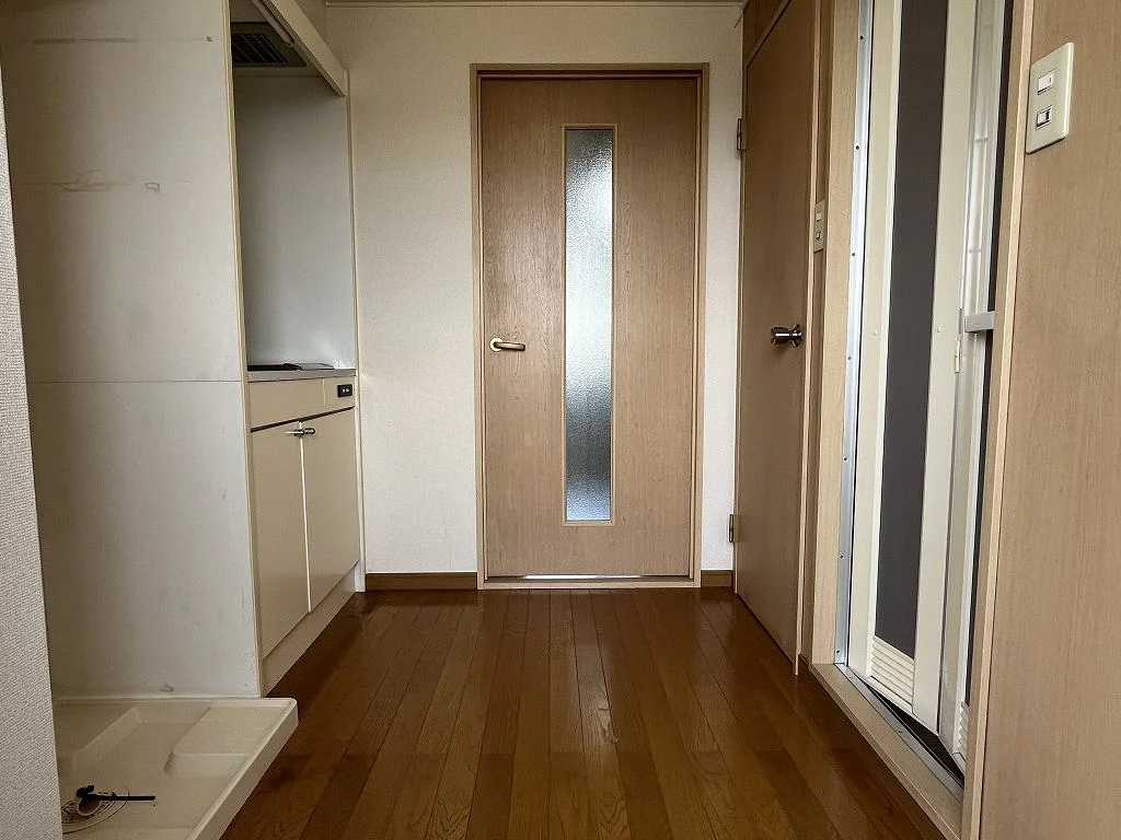 ※同タイプ部屋の写真となります（キッチン周り）