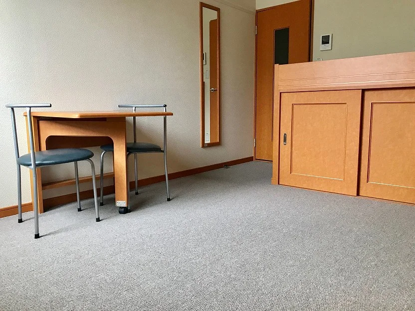 お部屋によって絨毯の色が異なります