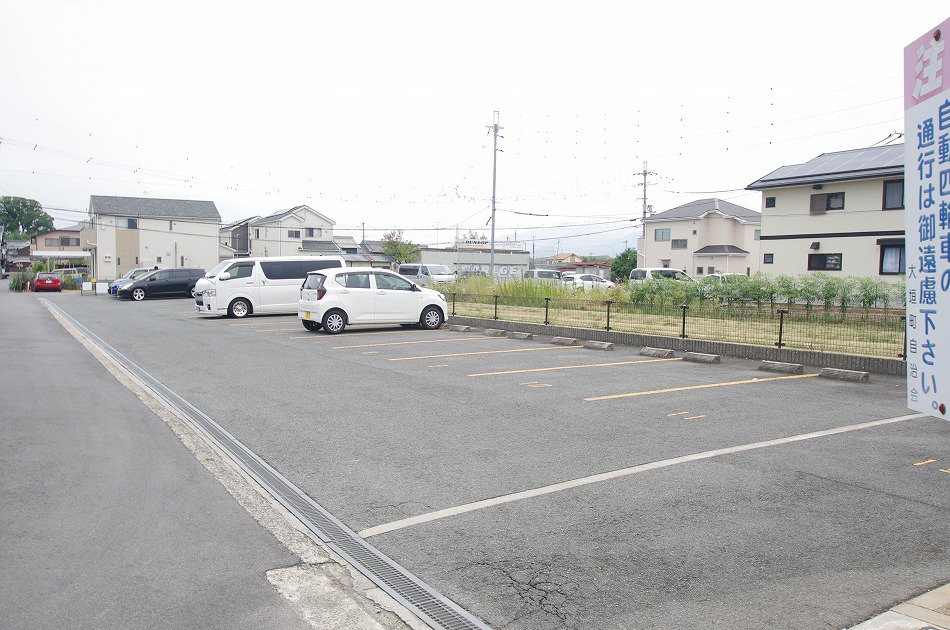 広めの駐車場で停めやすいです