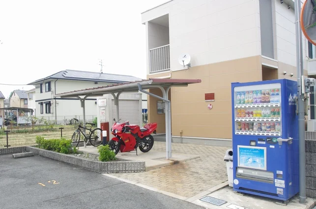 物件前に自動販売機があります