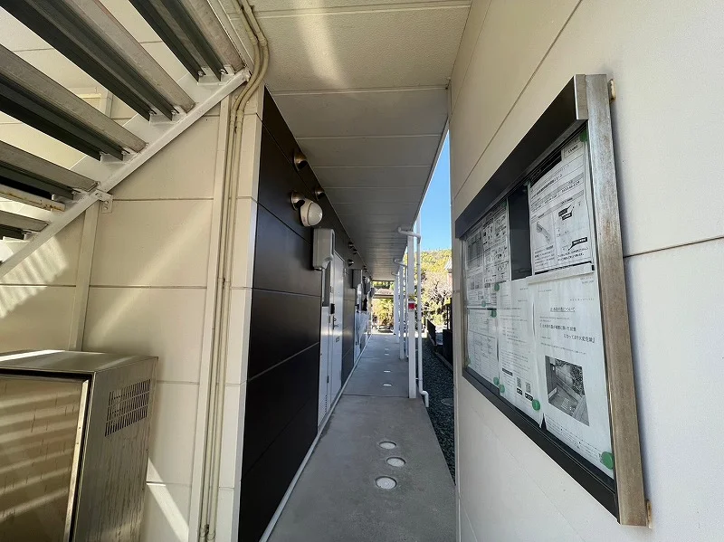 廊下1F・インフォメーションボード