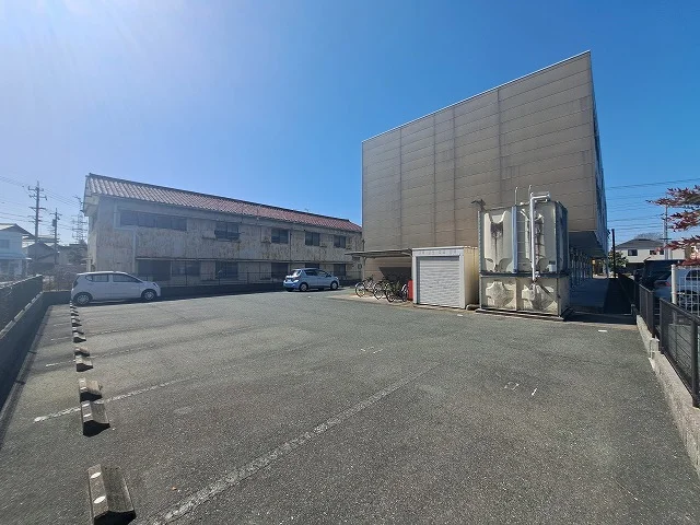 広い駐車場なので止めやすいです！！