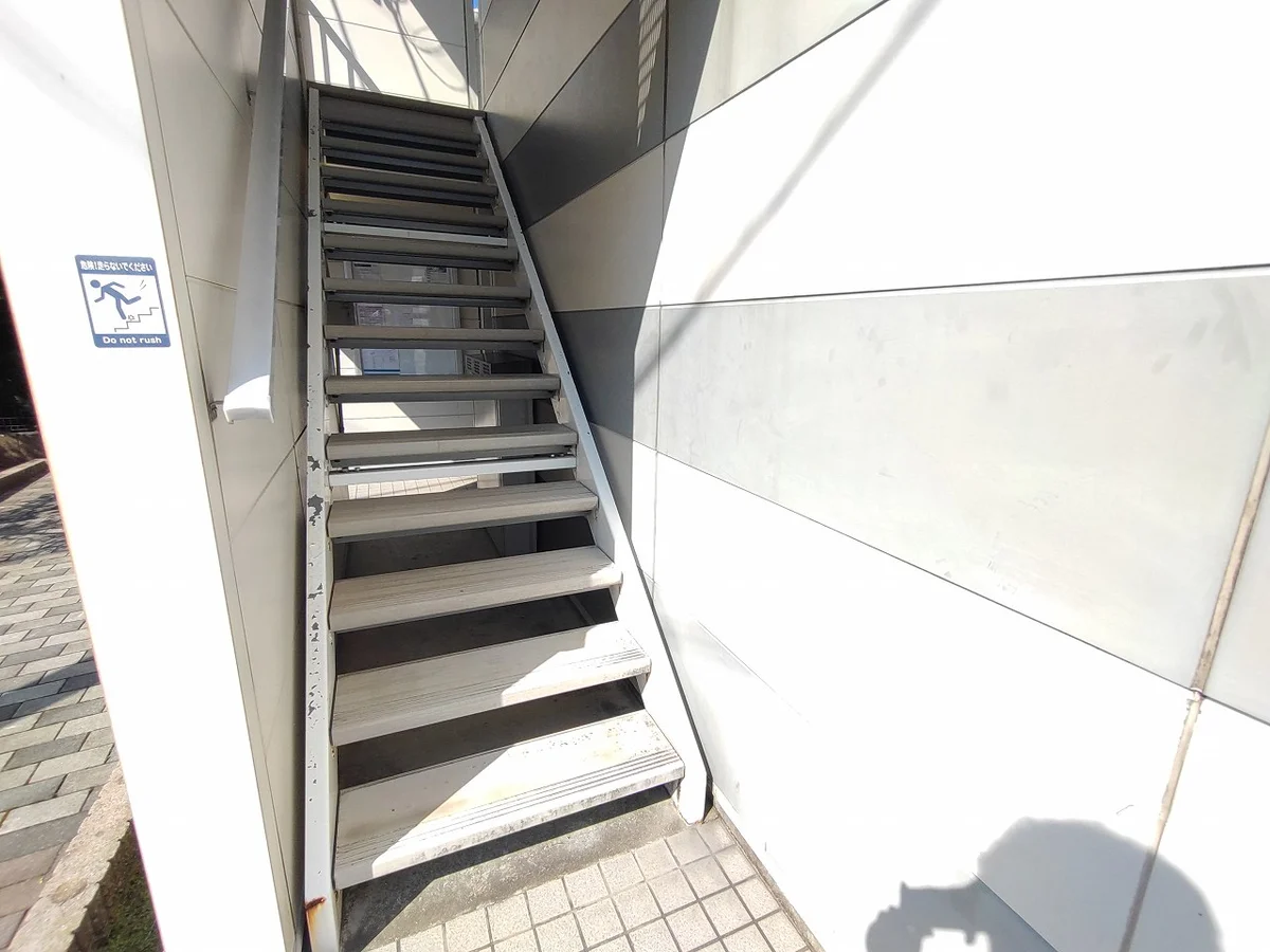 2Fへ上がる共有階段