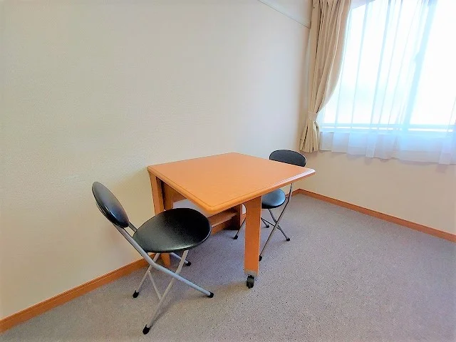 テーブル・椅子設置済