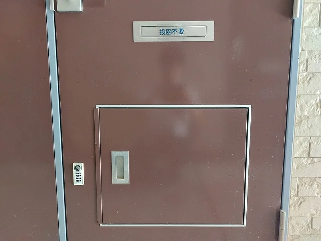 玄関には宅配ボックス有。不在時でも荷物を受け取れます。