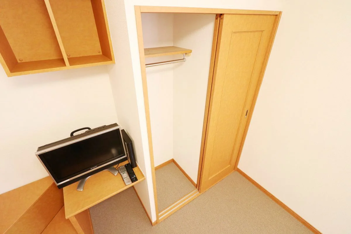 ベッド下の大型収納は便利で、大型の荷物も収納できます。