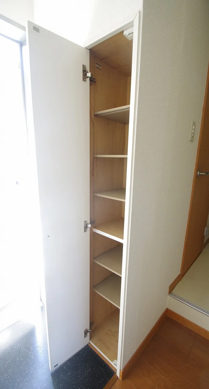 シューズボックスの棚は可動式になりブーツも収納できます