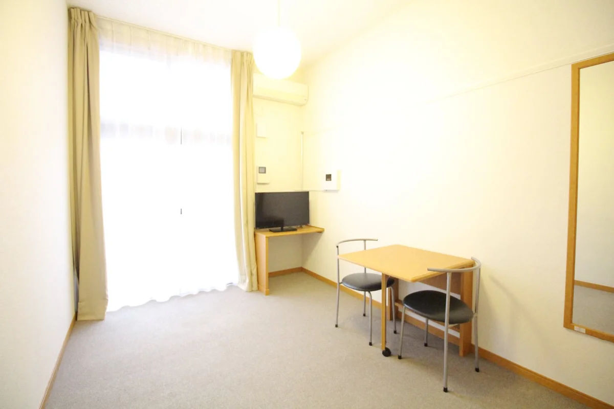 採光面は北東向きですが、大きな窓が特徴♪ベランダ付きです。