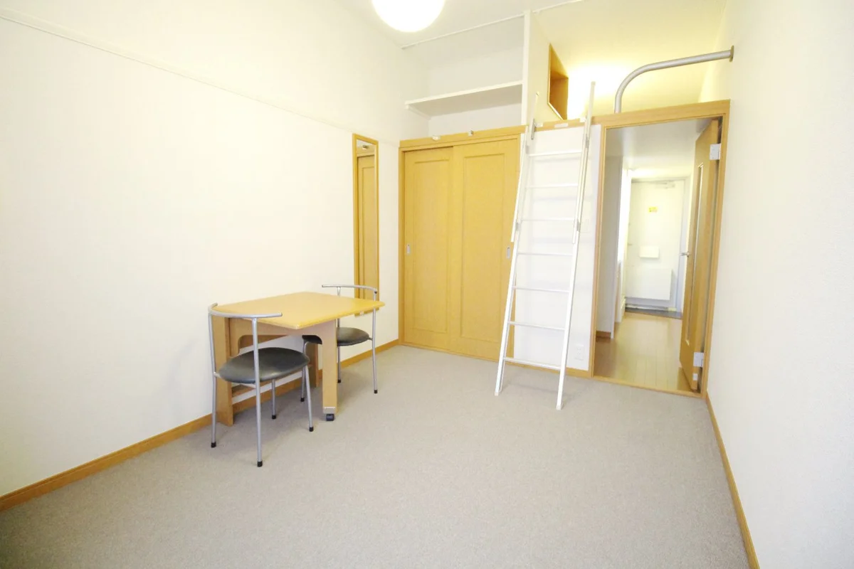 テーブルを折りたためば更にお部屋を広く使うことが出来ます♪