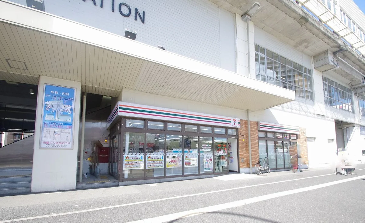 駅下のコンビニまで徒歩約4分の距離