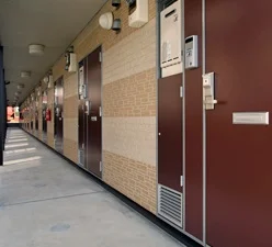 共用部分は清掃業者が清掃しております。