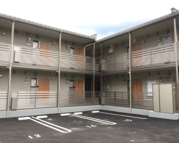 共用部分は清掃業者が清掃しております。