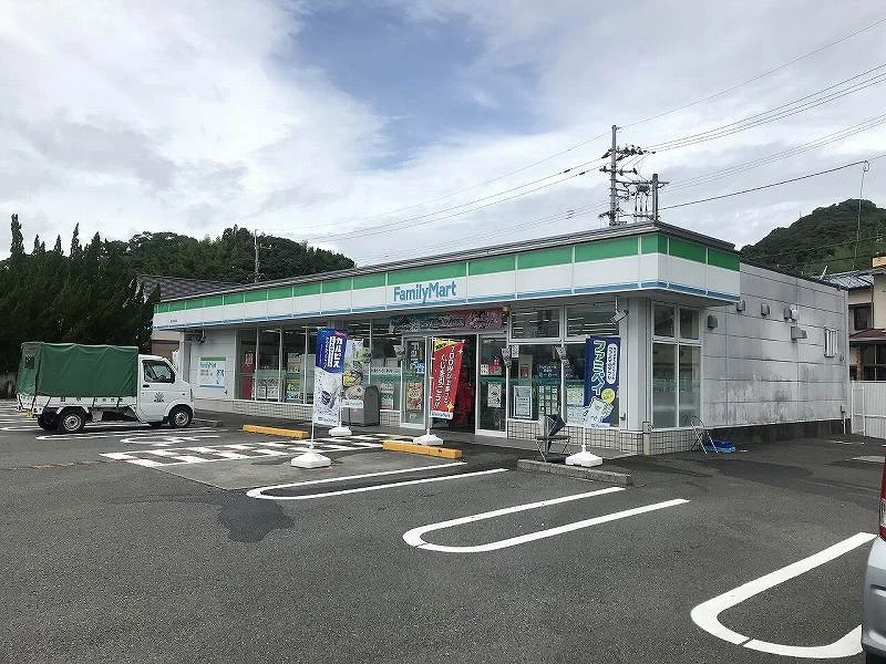ファミリーマートまで1380メートル（徒歩18分）
