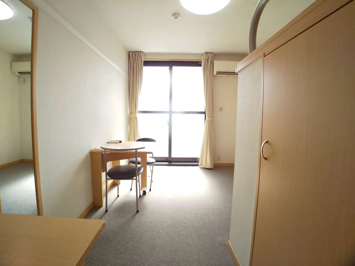 ワイドな窓にて明るいお部屋