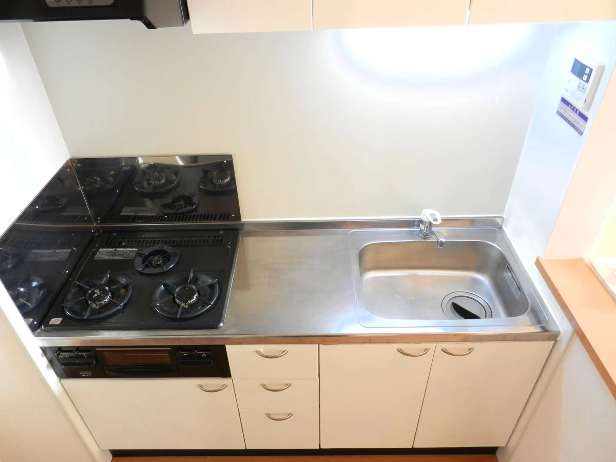 広々キッチン、収納キャビネットもたっぷり！