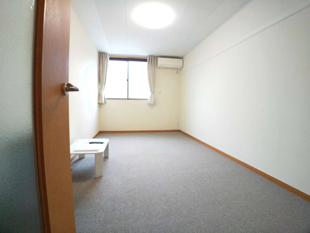 ワイドな窓にて明るいお部屋