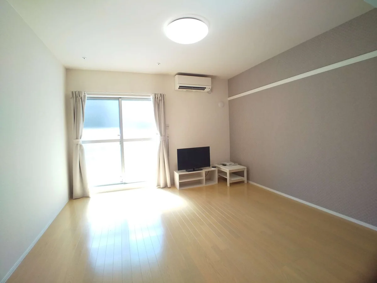 ワイドな窓にて明るいお部屋