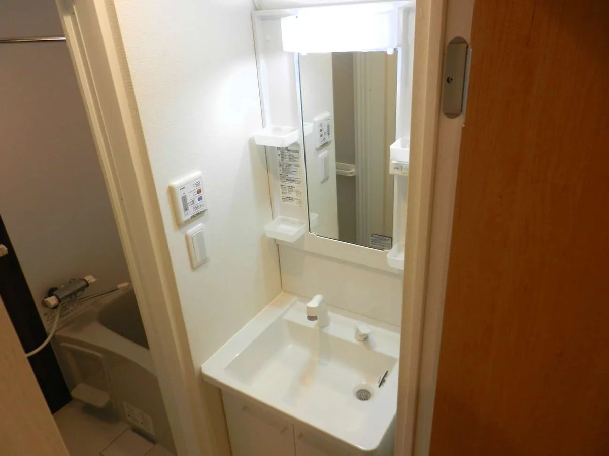 鏡を備え　準備のしやすい洗面台