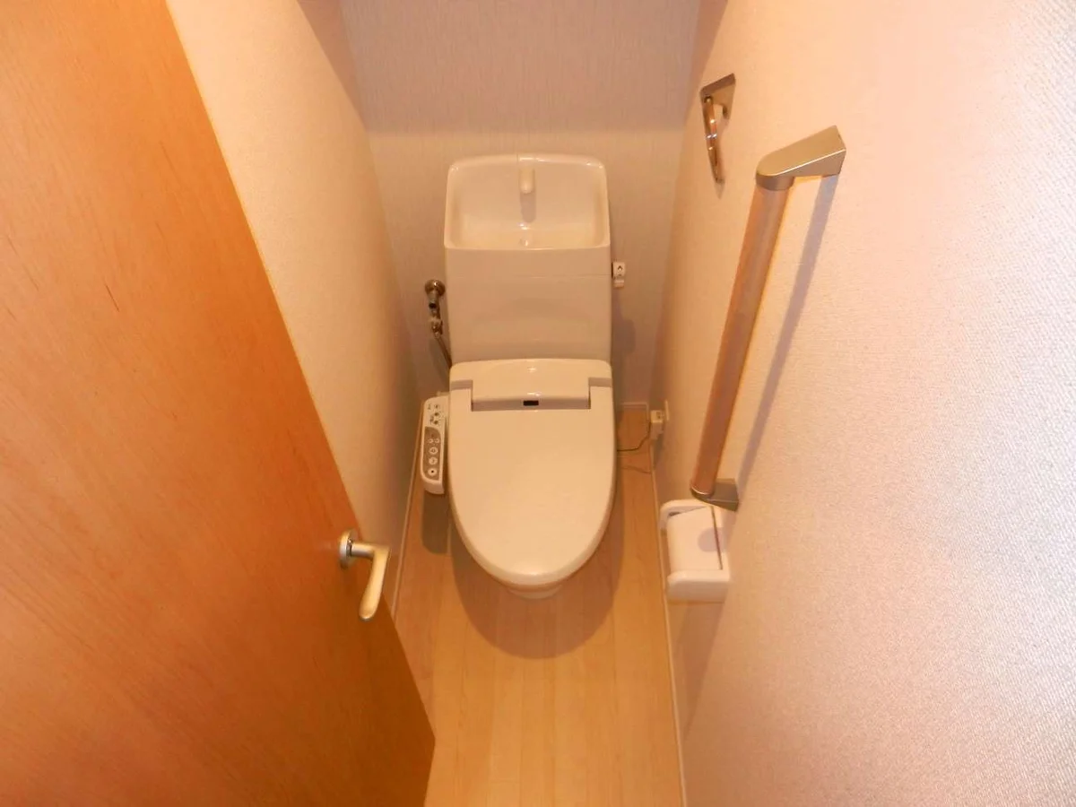 明るく清潔感のあるトイレ