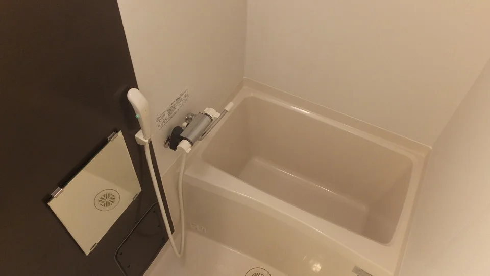 オシャレなカラーパネルで浴室乾燥機付き