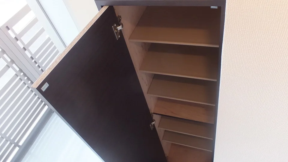 広々シューズボックス。高さ調節できる為、ブーツも入ります。