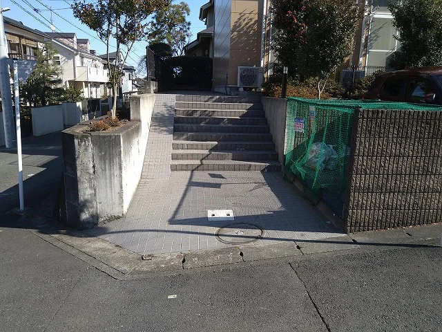 自転車置場まで急なスロープあり